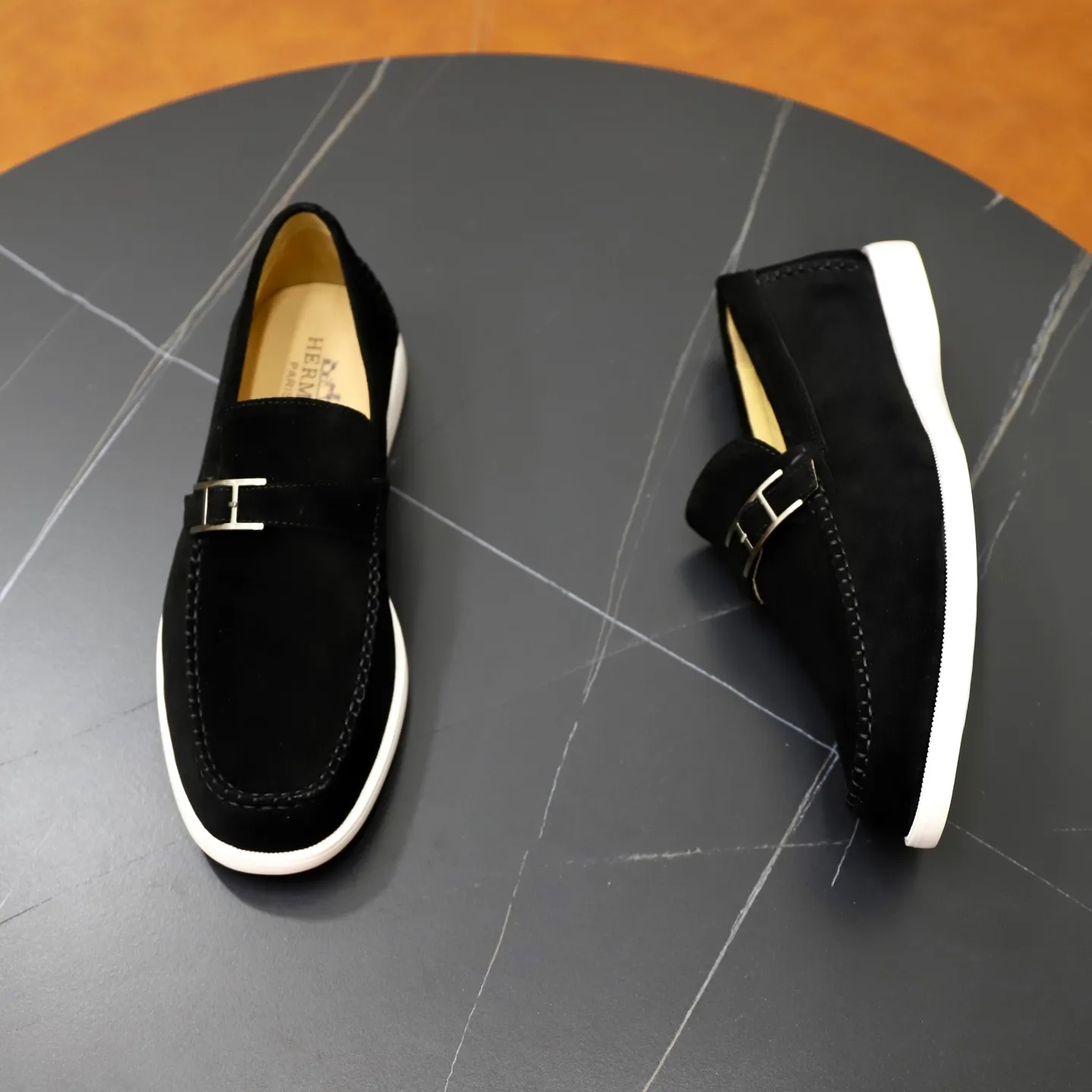 Ex-factory price: 540💰Hermès/Hermès slip-on men's shoes. This shoe is made of imported cow suede leather, with simple and smooth lines, and a 3CM rubber foam ultra-light sole combined with aerodynamic design! Youthful and fashionable, H button decoration, contrasting leather embellishment on the heel, calf lining to gently wrap your feet, with embossed logo cowhide feet, leather rock strips, casual and urban style, highlighting youthful vitality, sports and leisure version, super versatile Size number: 38-39-40-41-42-43-44 Standard leather shoe size (45 can be customized but does not support returns)